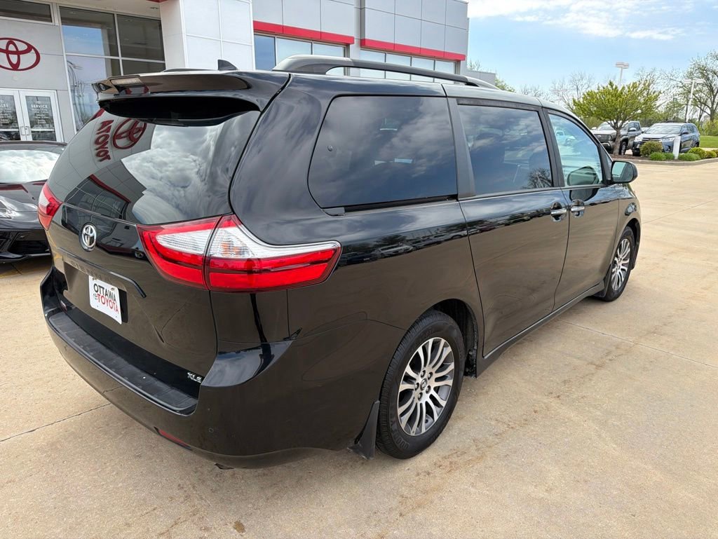 Used 2019 Toyota Sienna XLE w/ XLE Navigation Package FWD image 6