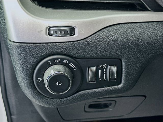 Used 2016 Jeep Cherokee Trailhawk w/ Cold Weather Group image 10