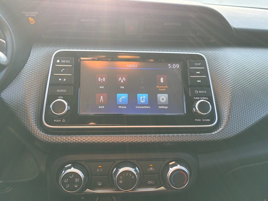 Used 2020 Nissan Kicks S image 23