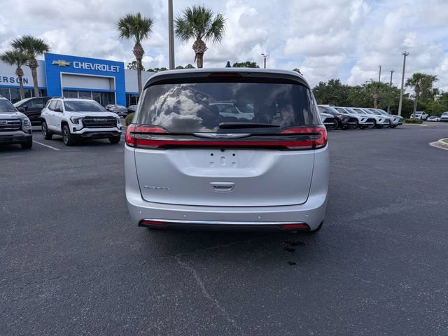 Used 2026 Chrysler Pacifica Select FWD image 4