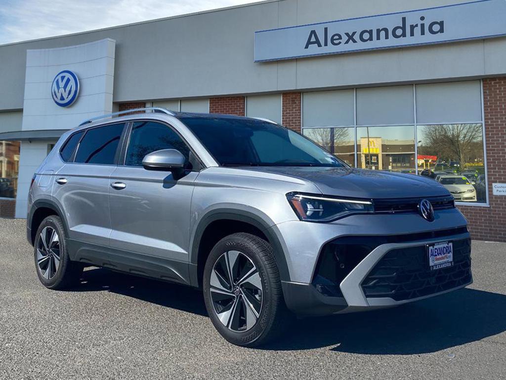 Used 2025 Volkswagen Taos SE AWD/4WD image 1