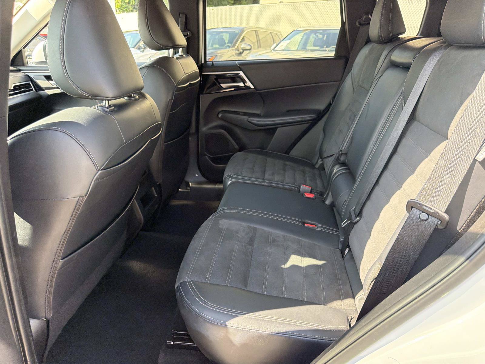 Used 2024 Mitsubishi Outlander AWD image 14