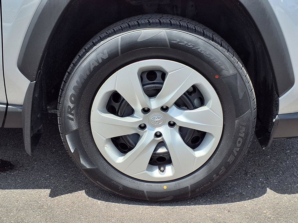 Used 2021 Toyota RAV4 LE AWD/4WD image 10