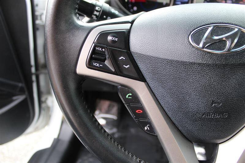 Used 2017 Hyundai Veloster FWD image 15