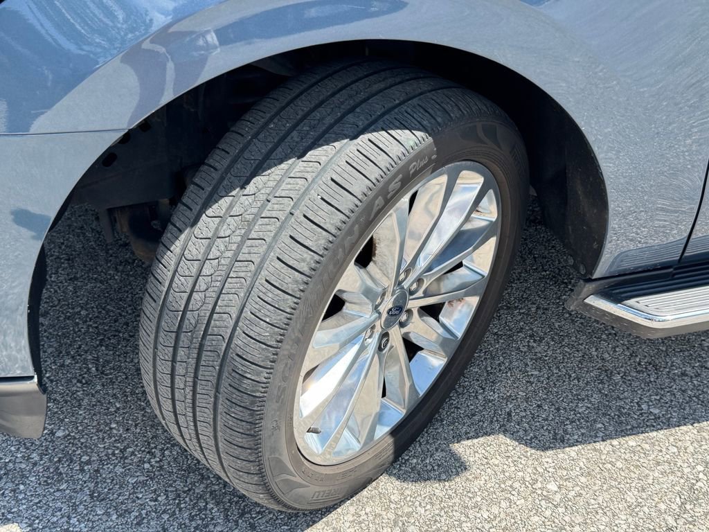 Used 2018 Ford Expedition XLT w/ Equipment Group 202A AWD/4WD image 38