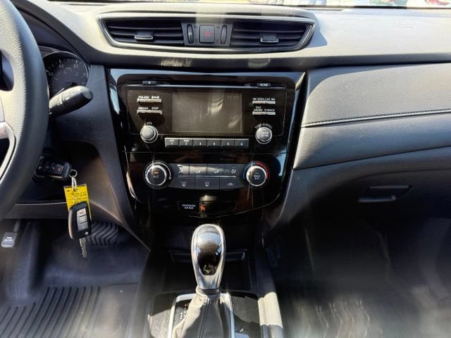 Used 2017 Nissan Rogue S AWD/4WD image 25