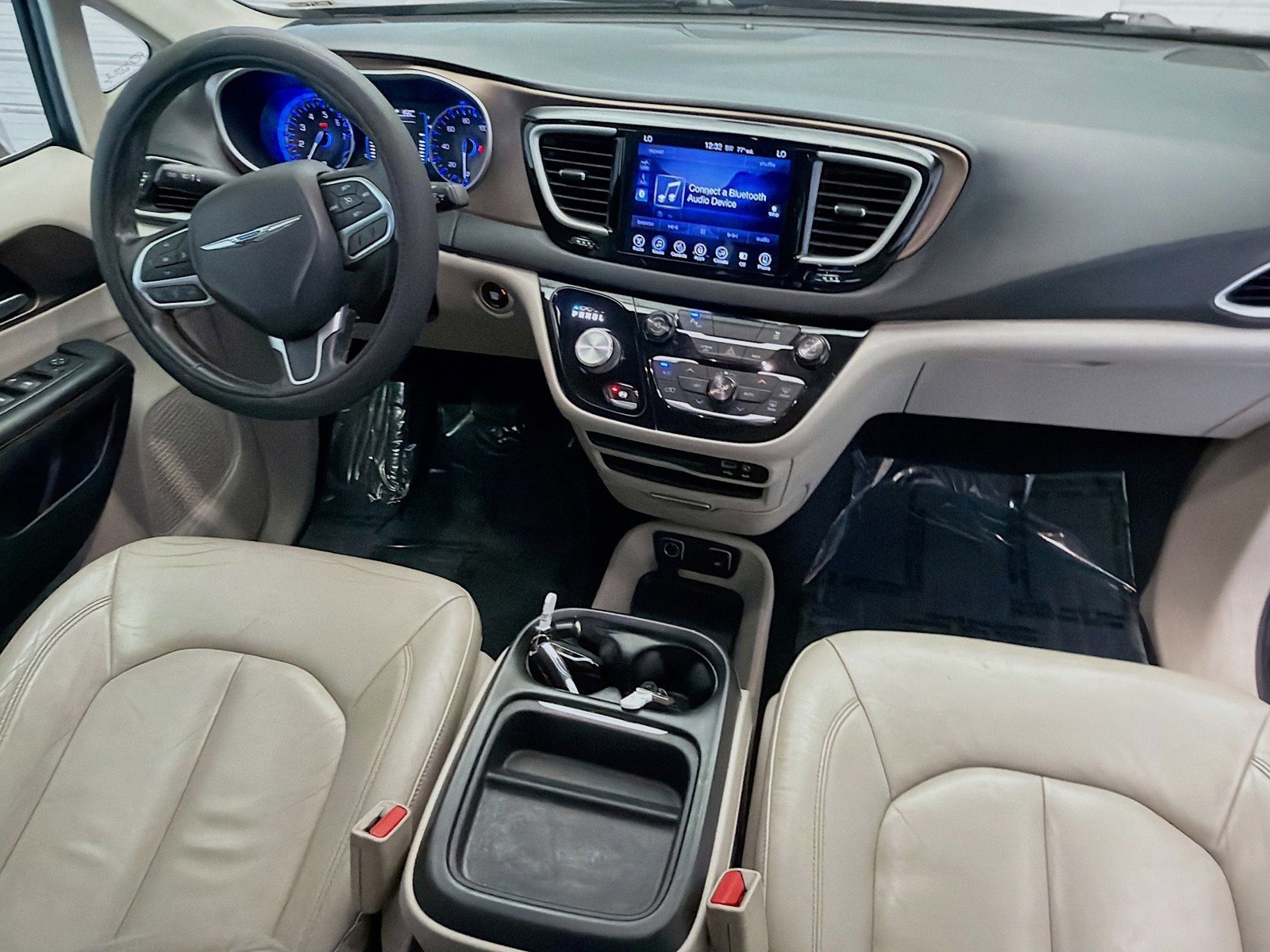 Used 2017 Chrysler Pacifica Touring-L FWD image 12