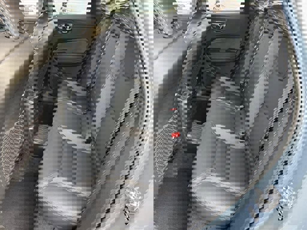 Used 2022 Volvo XC60 T8 R-Design w/ Advanced Package image 10