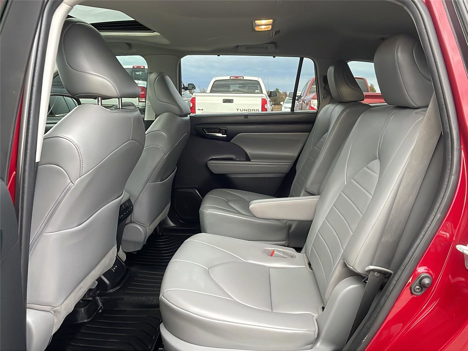 Used 2022 Toyota Highlander XLE image 18