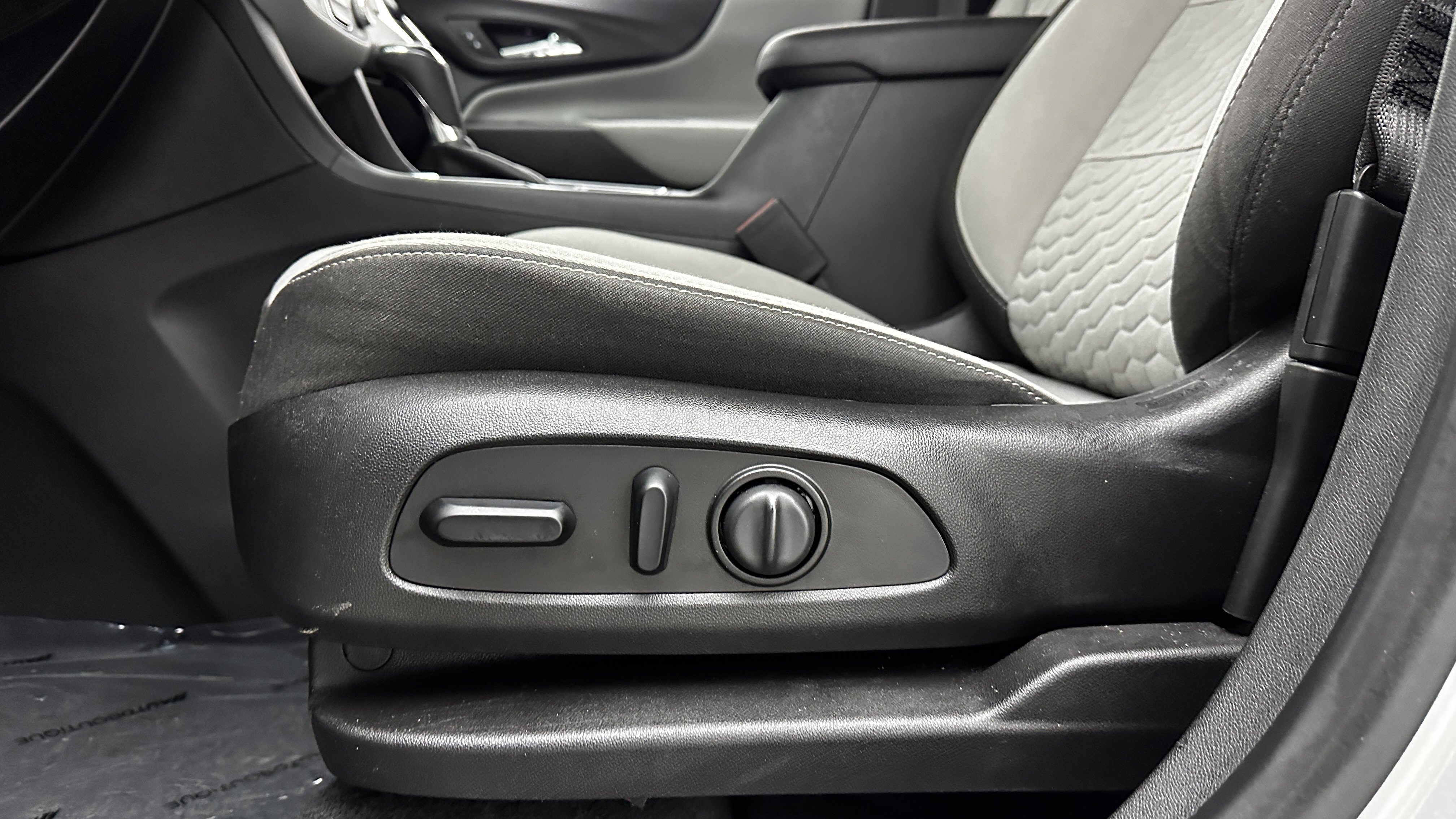 Used 2019 Chevrolet Equinox LS w/ LS Convenience Package image 12