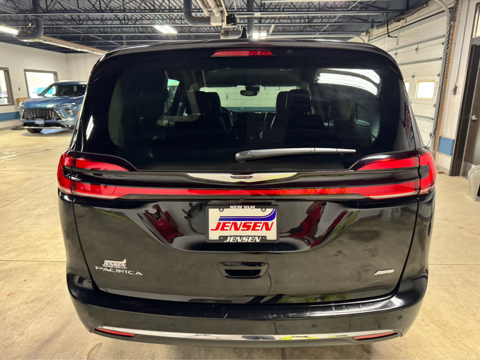 Used 2024 Chrysler Pacifica Touring-L image 5