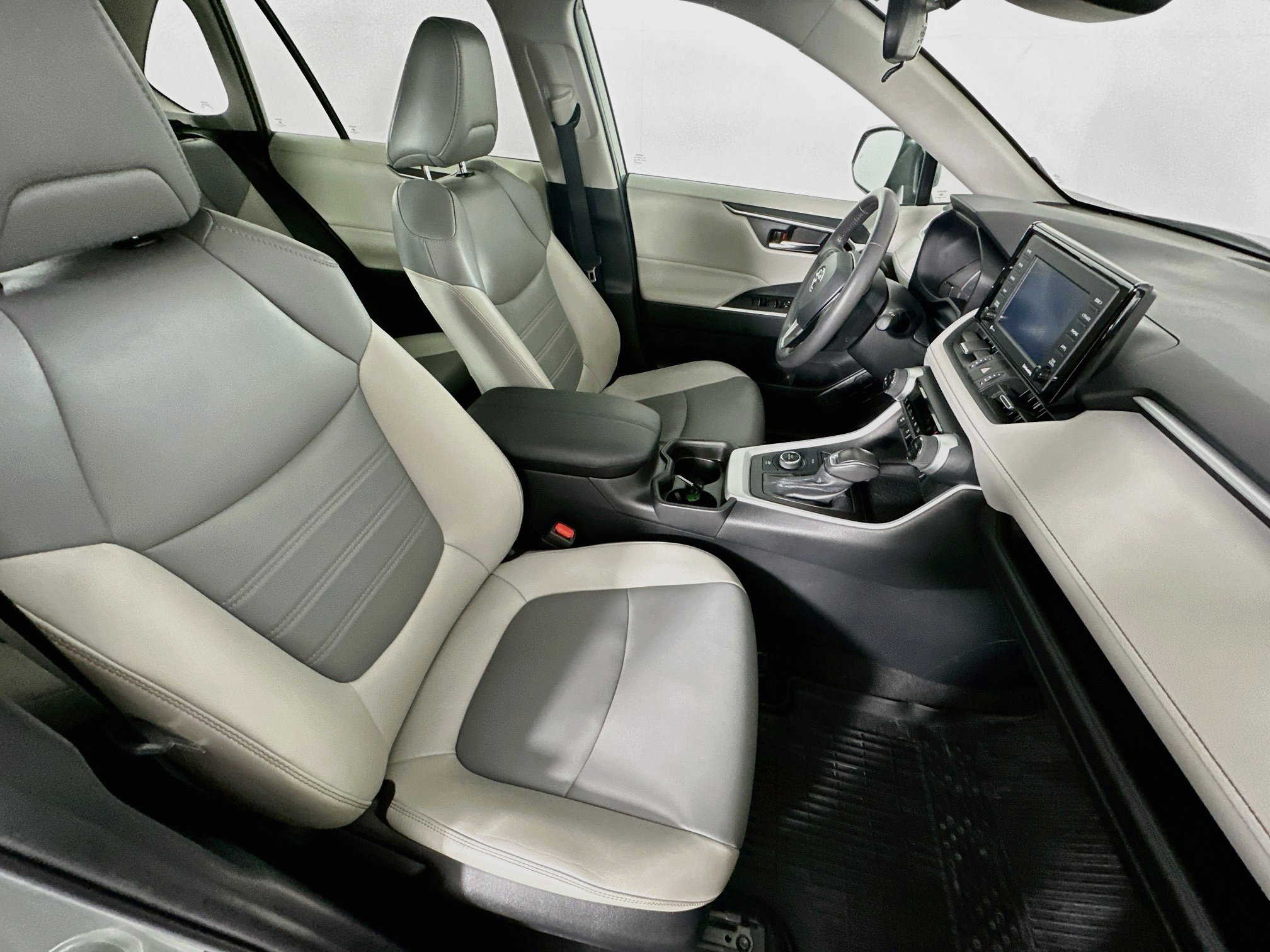 Used 2021 Toyota RAV4 XLE Premium AWD/4WD image 33
