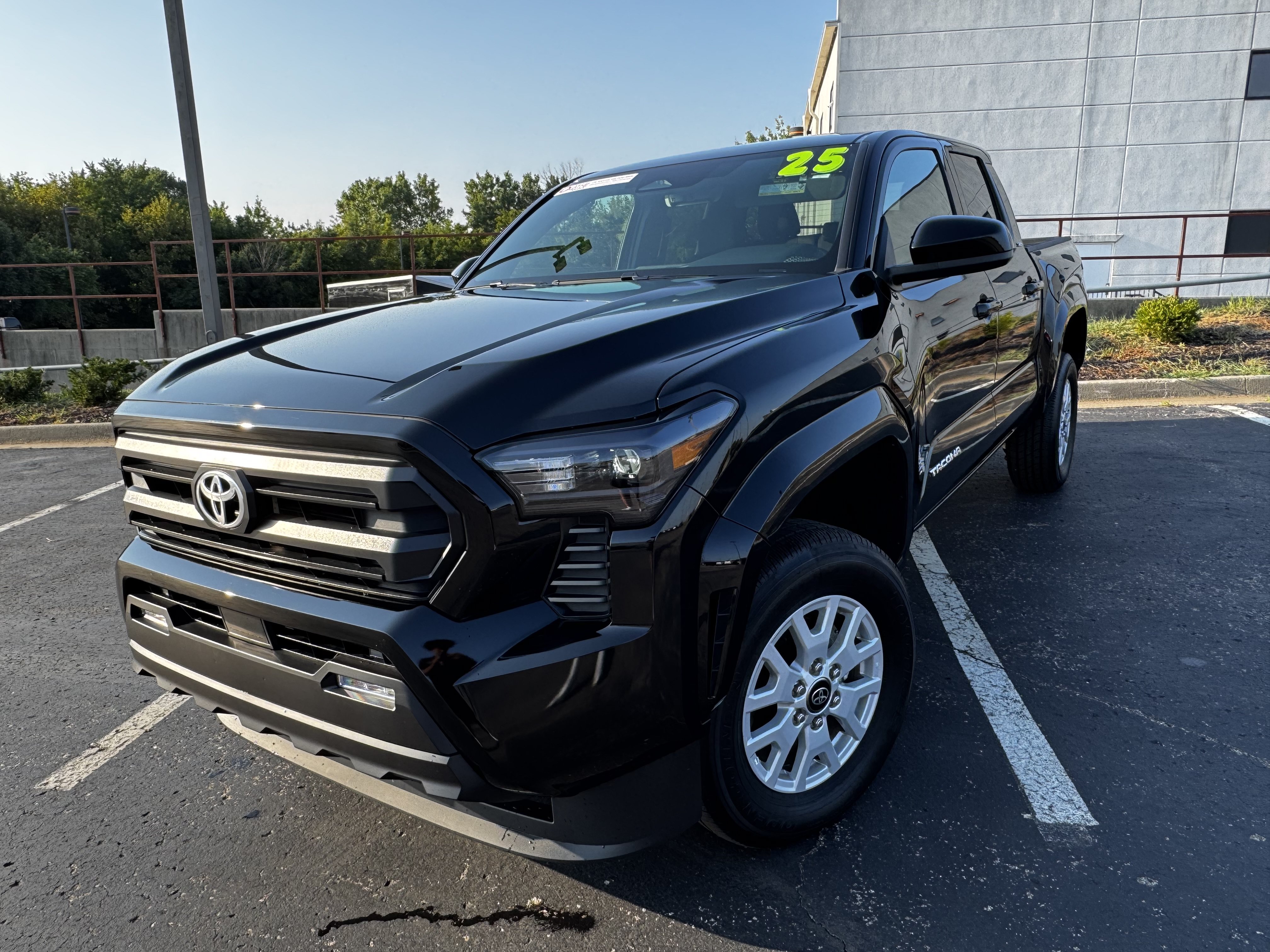 Certified 2025 Toyota Tacoma SR5 AWD/4WD image 16