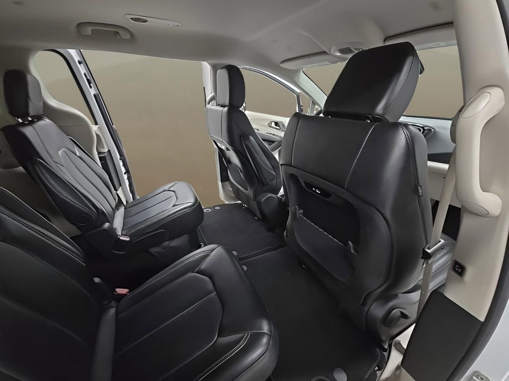Used 2024 Chrysler Pacifica Touring-L image 18