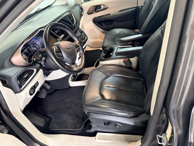 Used 2018 Chrysler Pacifica Touring-L Plus w/ Advanced Safetytec Group FWD image 19
