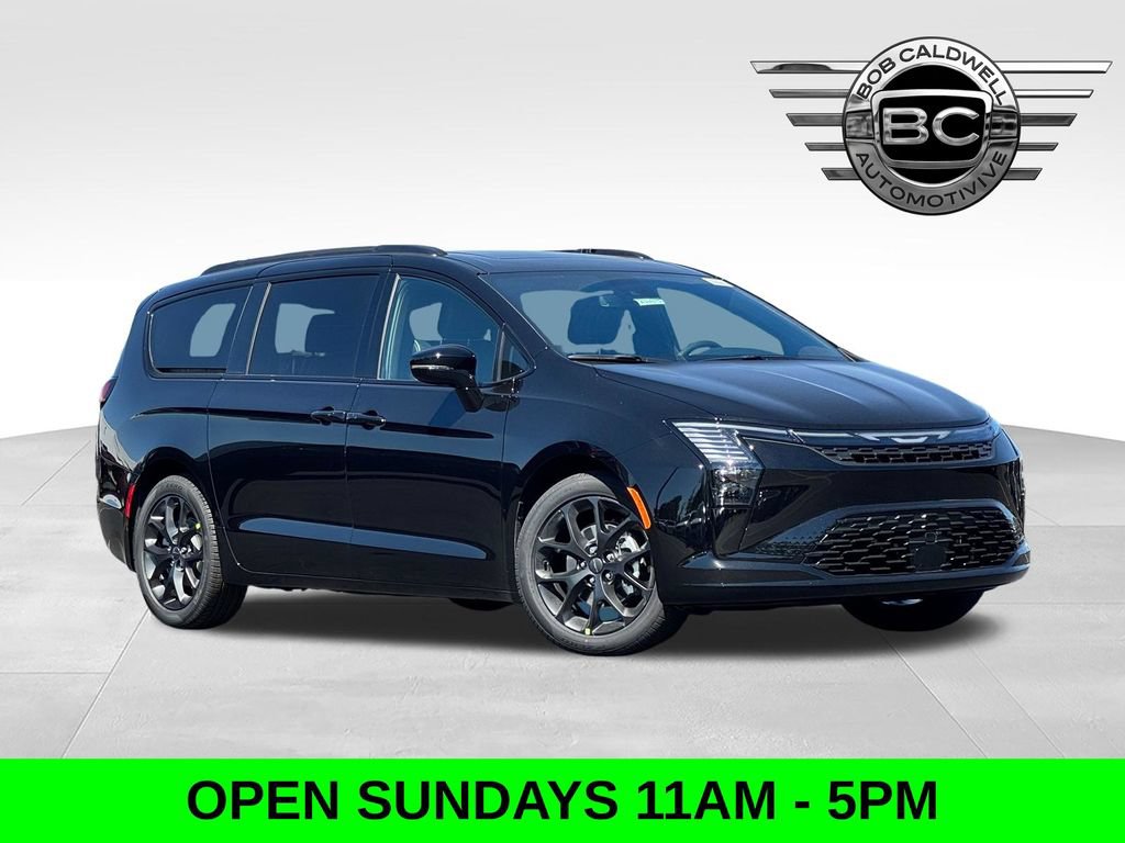 New 2027 Chrysler Pacifica Limited w/ Family Tech Group FWD 360° Tour