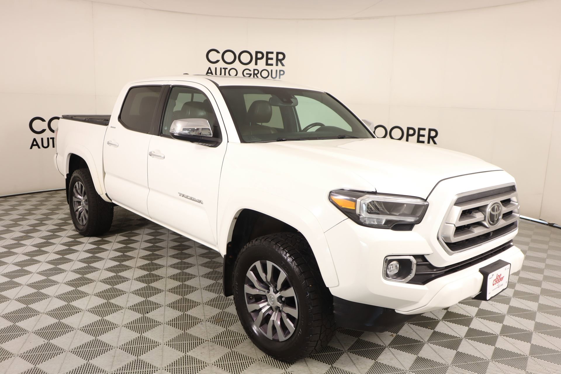 Used 2021 Toyota Tacoma Limited image 1