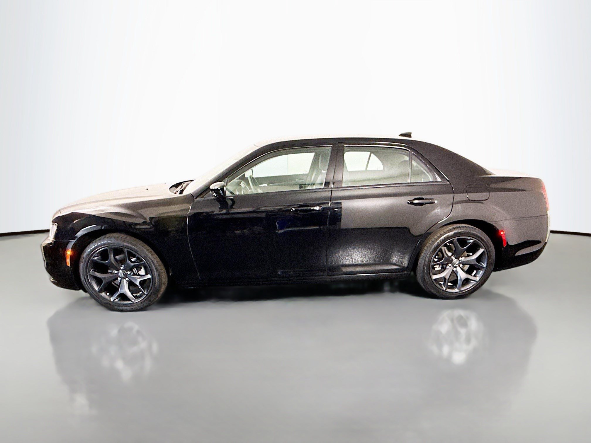 Used 2023 Chrysler 300 Touring w/ Safetytec Plus Group RWD image 6