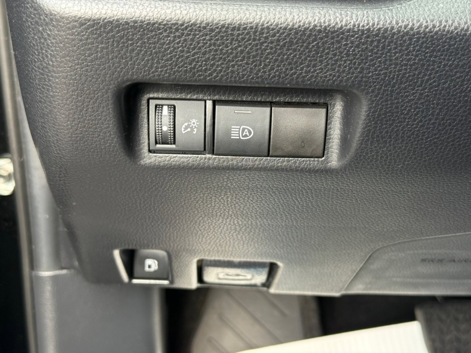 Used 2021 Toyota RAV4 LE AWD/4WD image 32