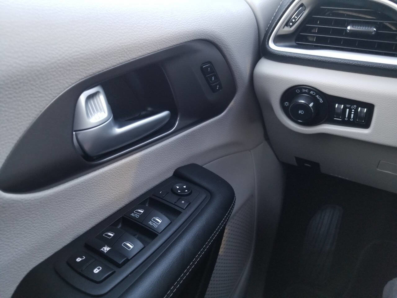 Certified 2024 Chrysler Pacifica Touring-L image 37