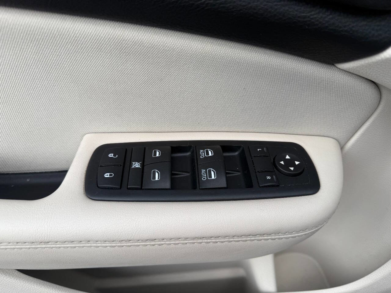 Used 2015 Chrysler 200 Limited w/ Convenience Group image 13