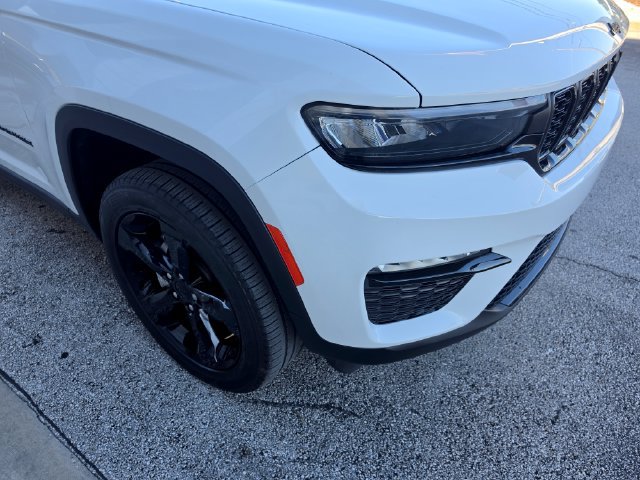 Used 2024 Jeep Grand Cherokee Limited w/ Black Appearance Package AWD/4WD image 9
