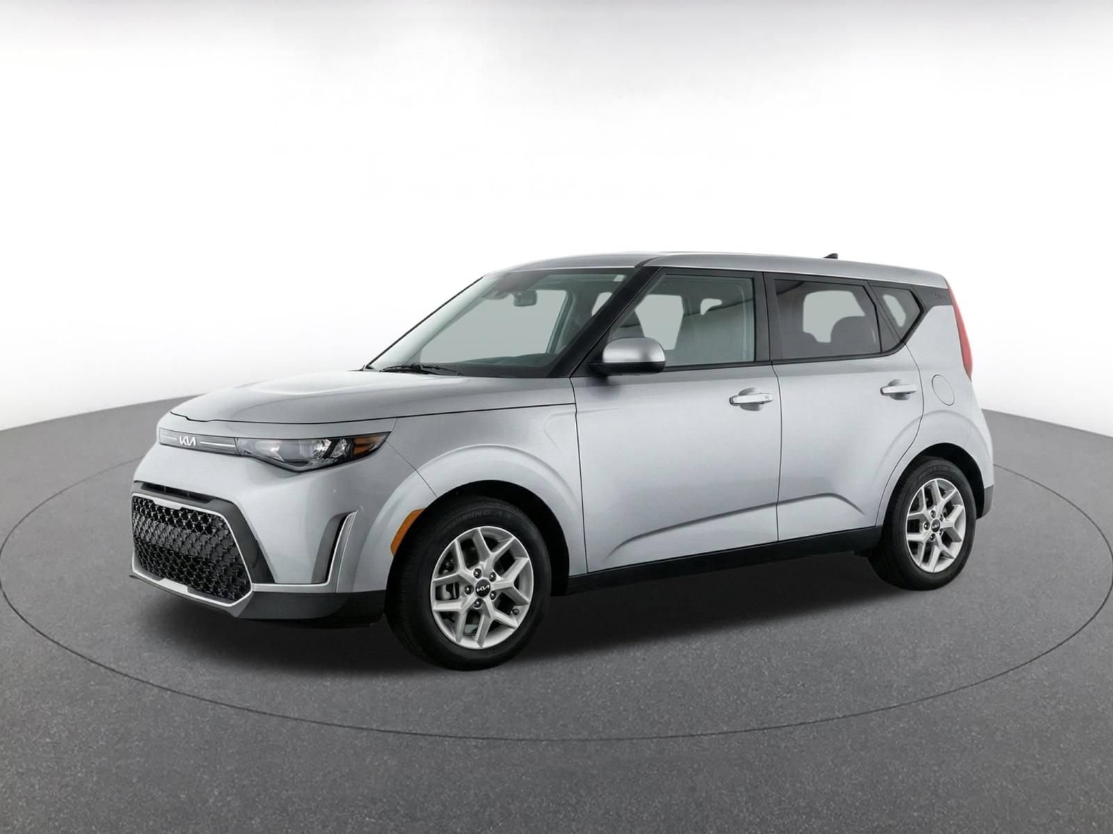 Used 2025 Kia Soul LX w/ LX Technology Package FWD image 3
