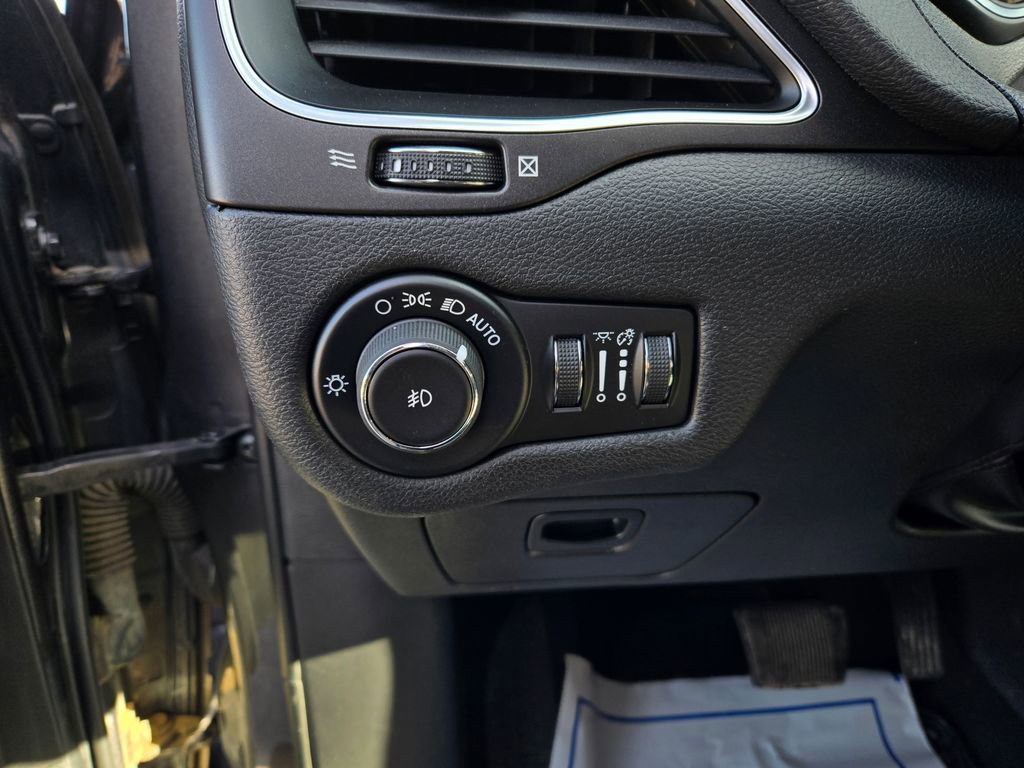 Used 2019 Jeep Cherokee Trailhawk w/ Cold Weather Group image 12