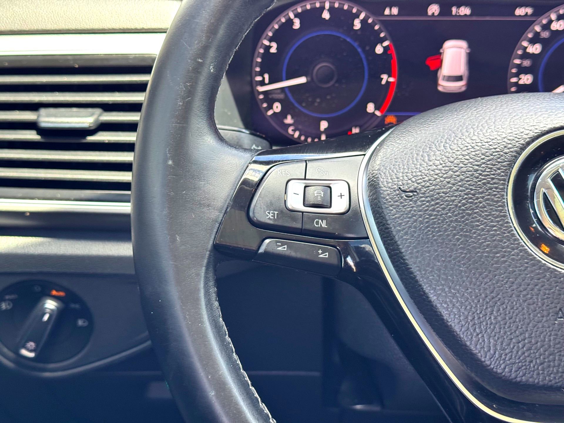 Used 2018 Volkswagen Atlas SEL Premium image 25