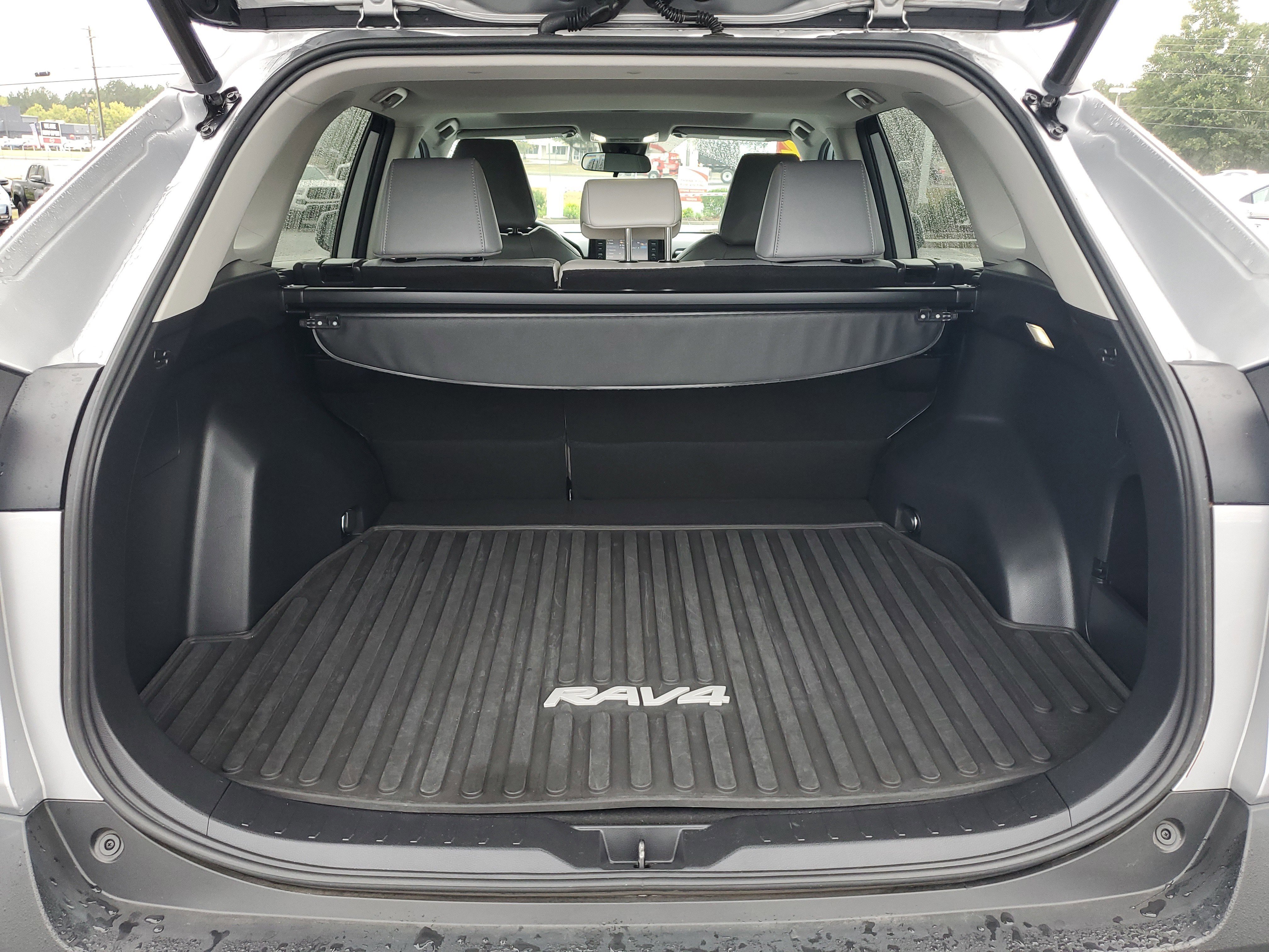 Used 2022 Toyota RAV4 XLE Premium image 9