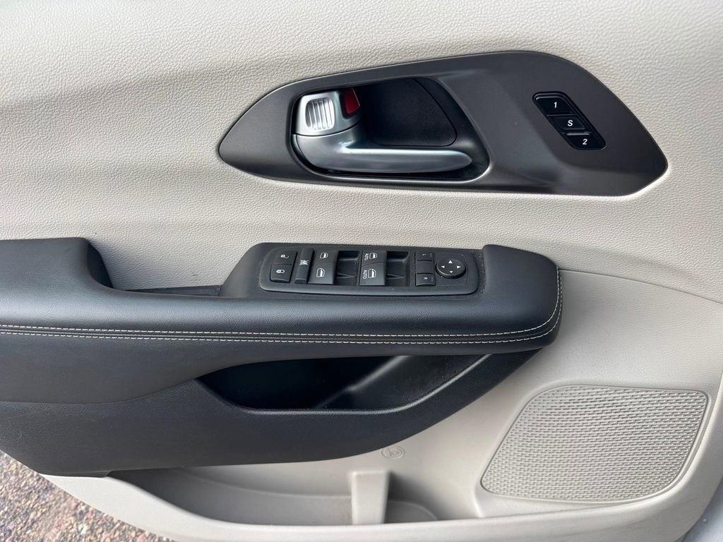 Used 2024 Chrysler Pacifica Touring-L image 17