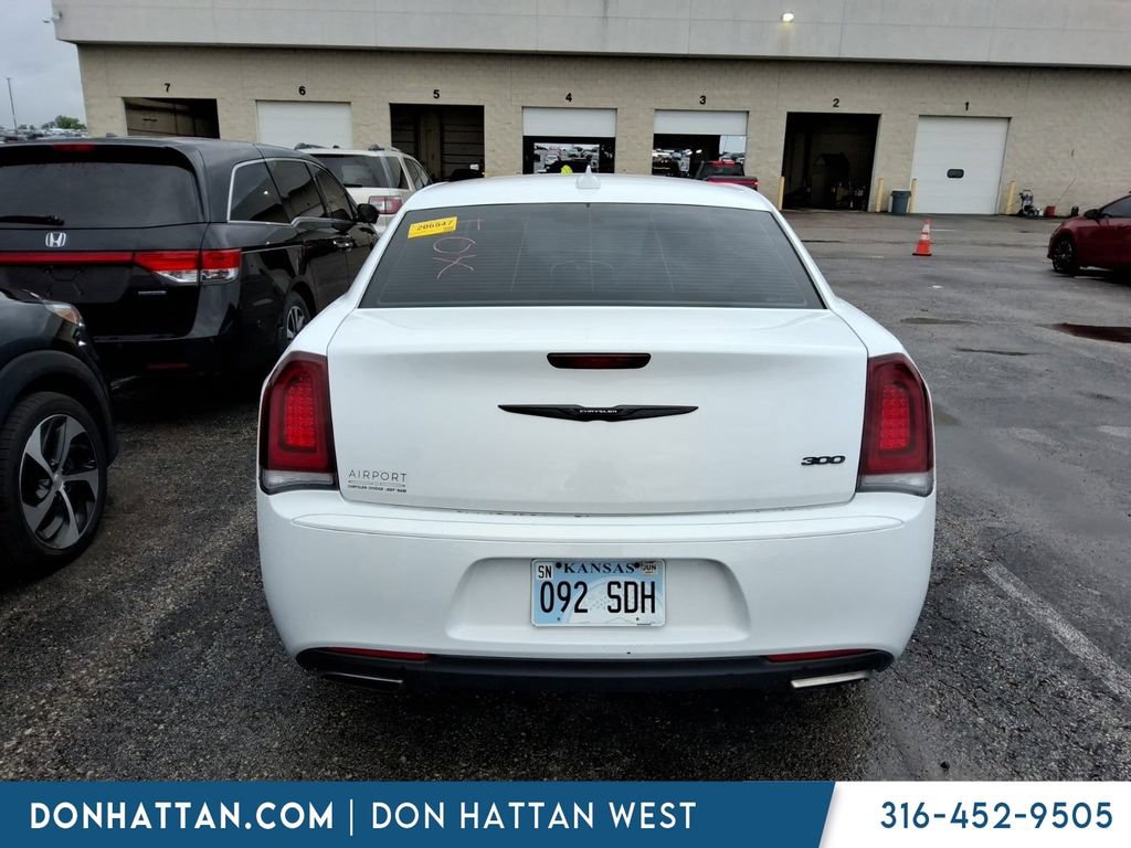 Used 2020 Chrysler 300 Touring w/ Sport Appearance Package RWD image 4