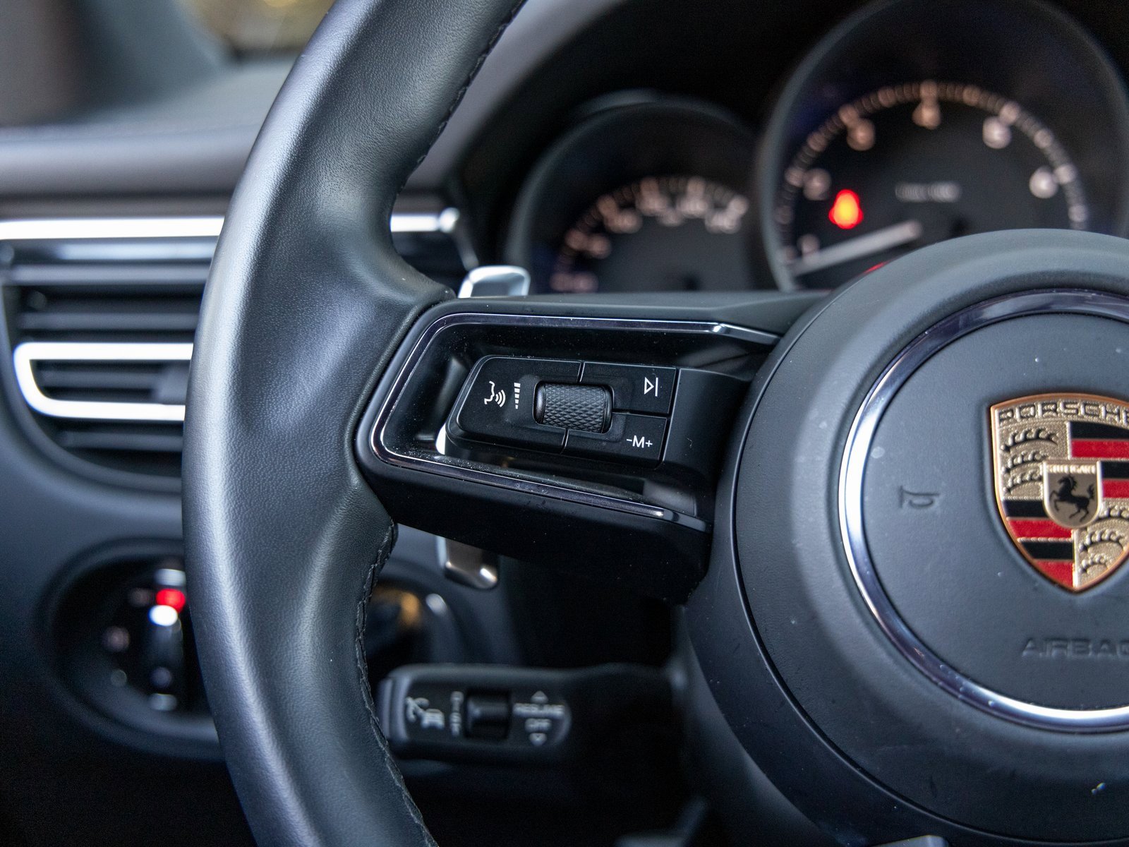 Certified 2024 Porsche Macan image 30