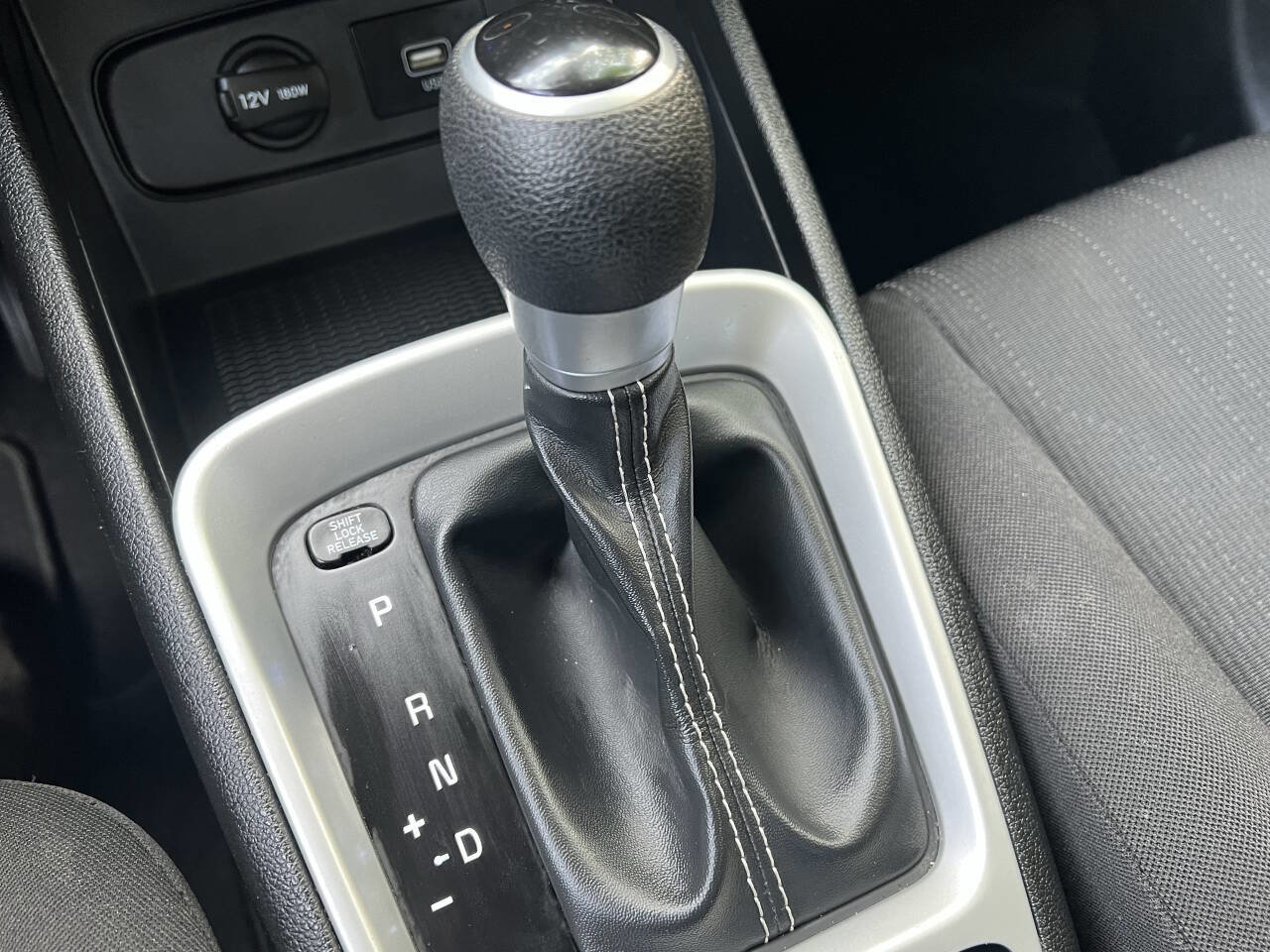 Used 2020 Hyundai Venue SE image 28