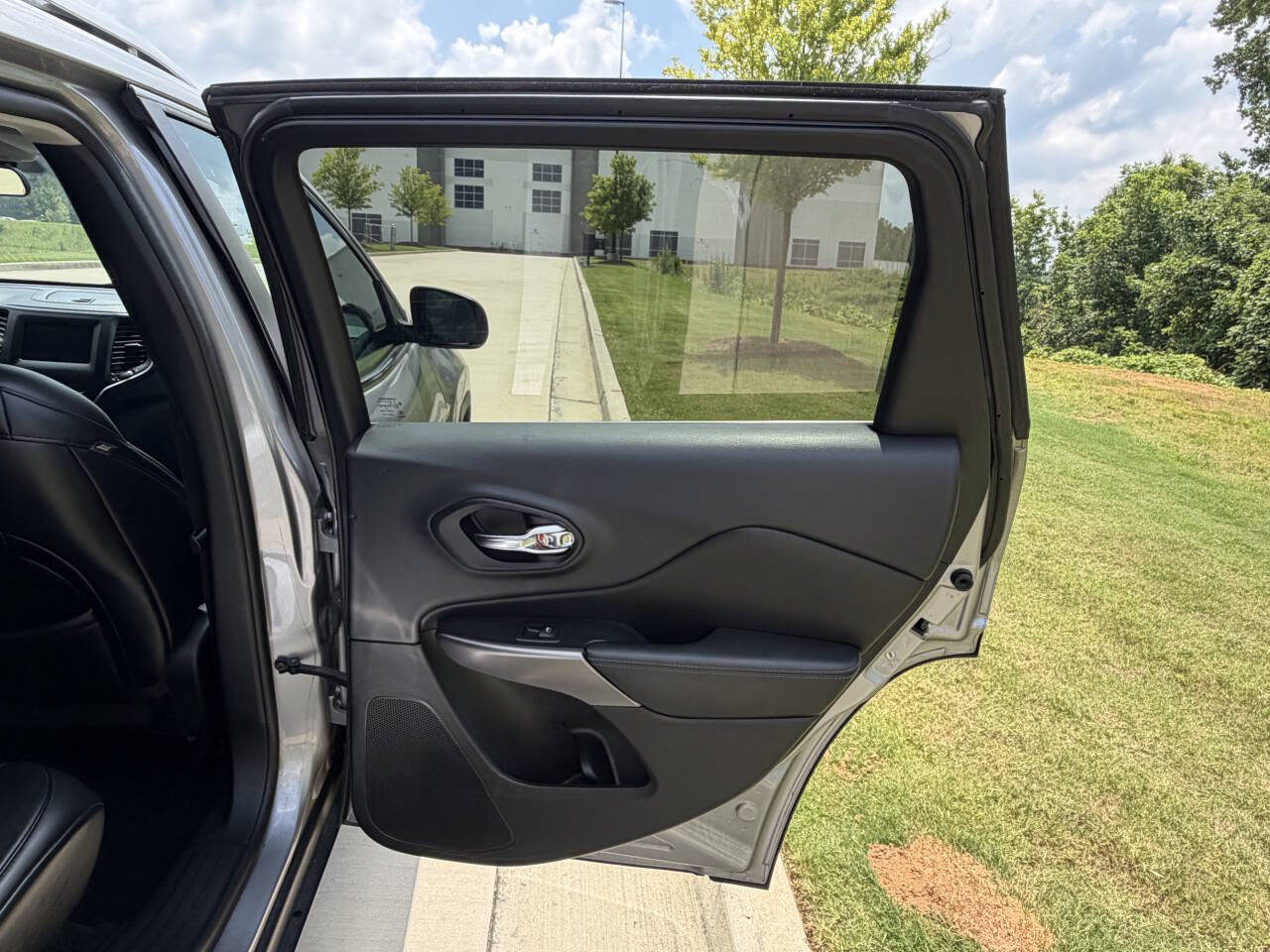 Used 2019 Jeep Cherokee Latitude Plus AWD/4WD image 15