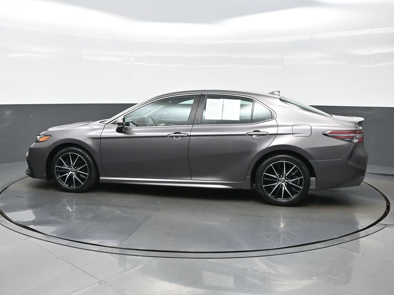 Used 2023 Toyota Camry SE FWD image 3
