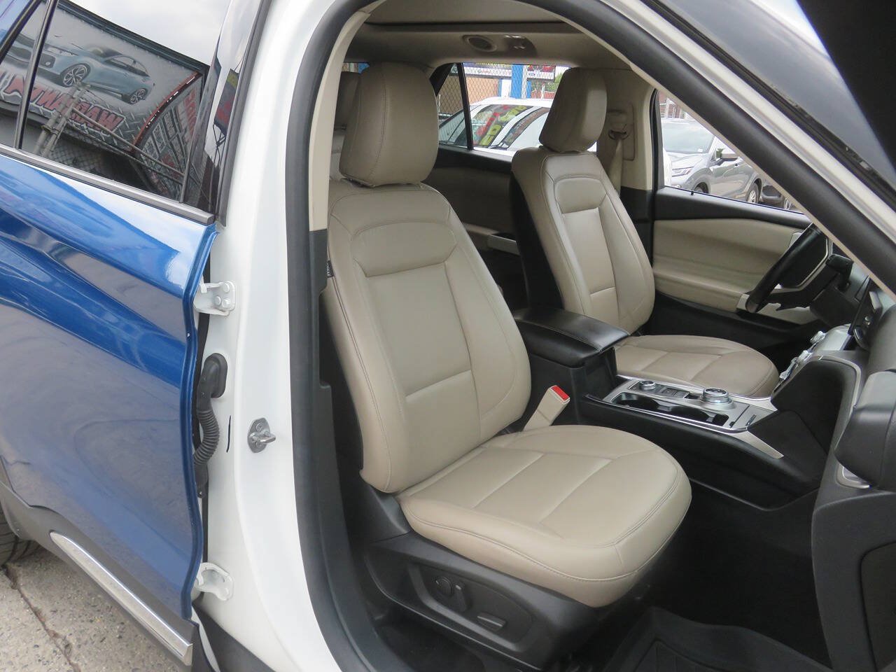 Used 2020 Ford Explorer XLT w/ Equipment Group 202A AWD/4WD image 11