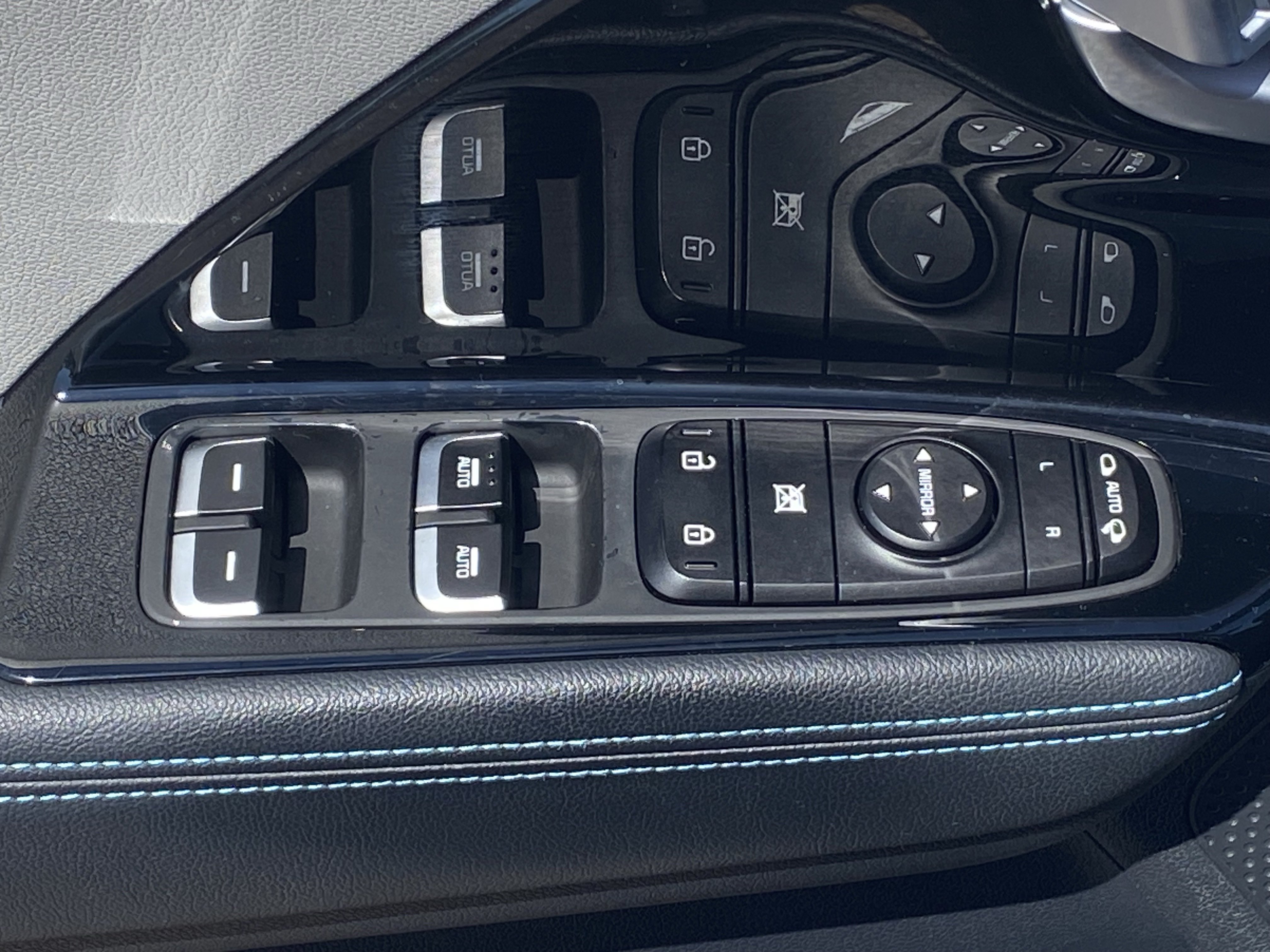 Used 2022 Kia Niro EX Premium FWD image 19