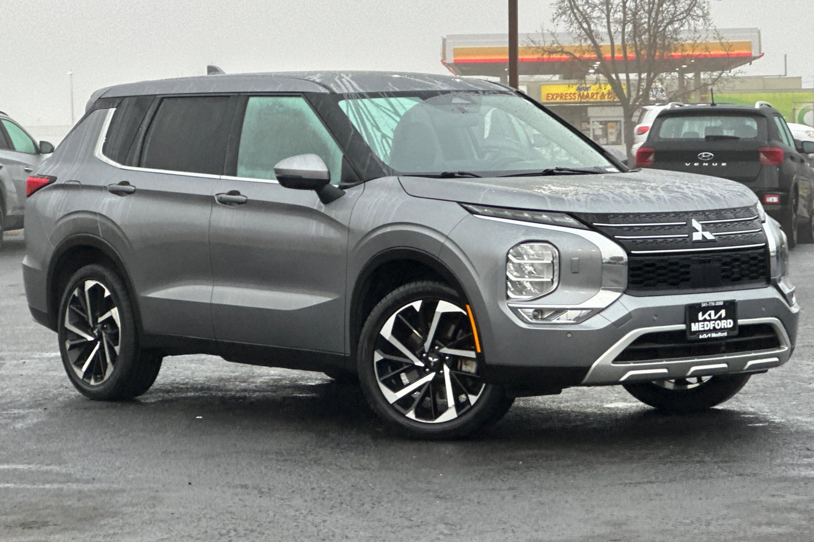 Used 2024 Mitsubishi Outlander SE image 2