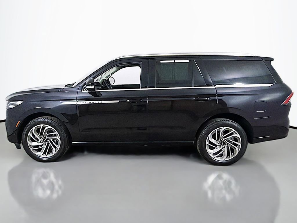 Used 2025 Lincoln Navigator Reserve image 16
