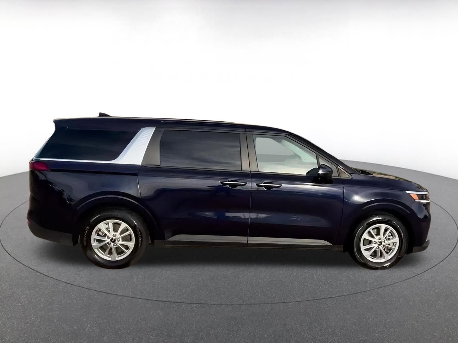 Used 2024 Kia Carnival LX image 16