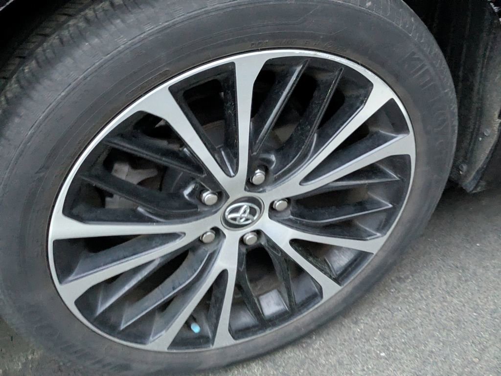 Certified 2020 Toyota Camry SE image 9