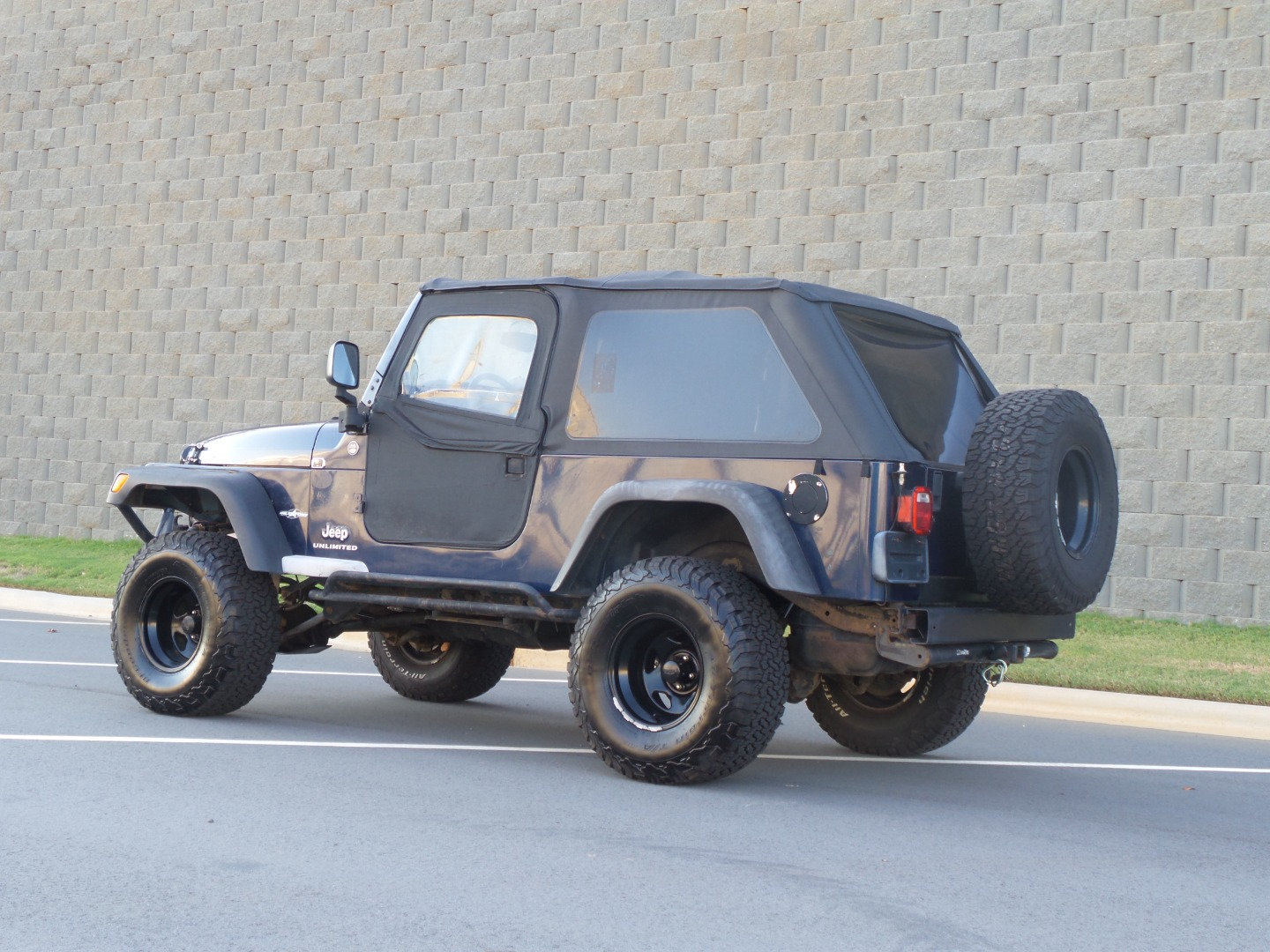 Used 2005 Jeep Wrangler Unlimited w/ Security Group AWD/4WD image 22