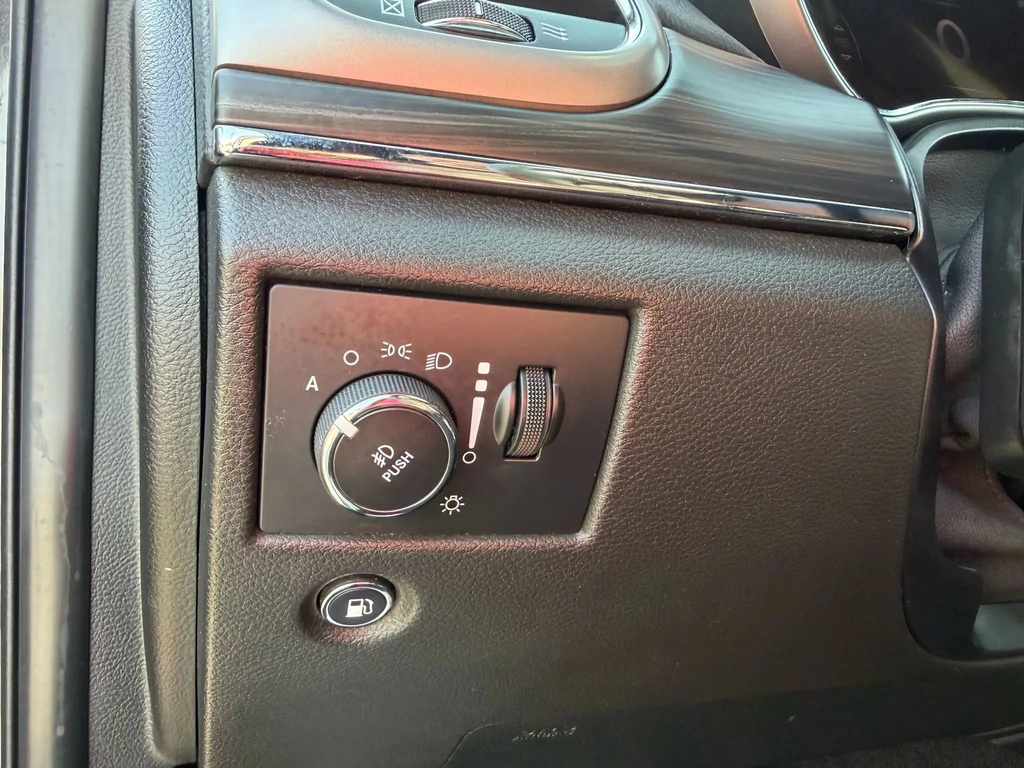 Used 2019 Jeep Grand Cherokee Limited image 13