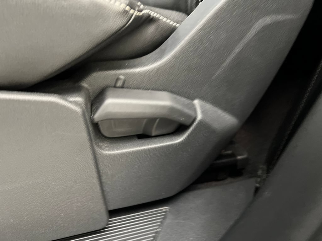 Used 2025 Volkswagen Atlas SE FWD image 19