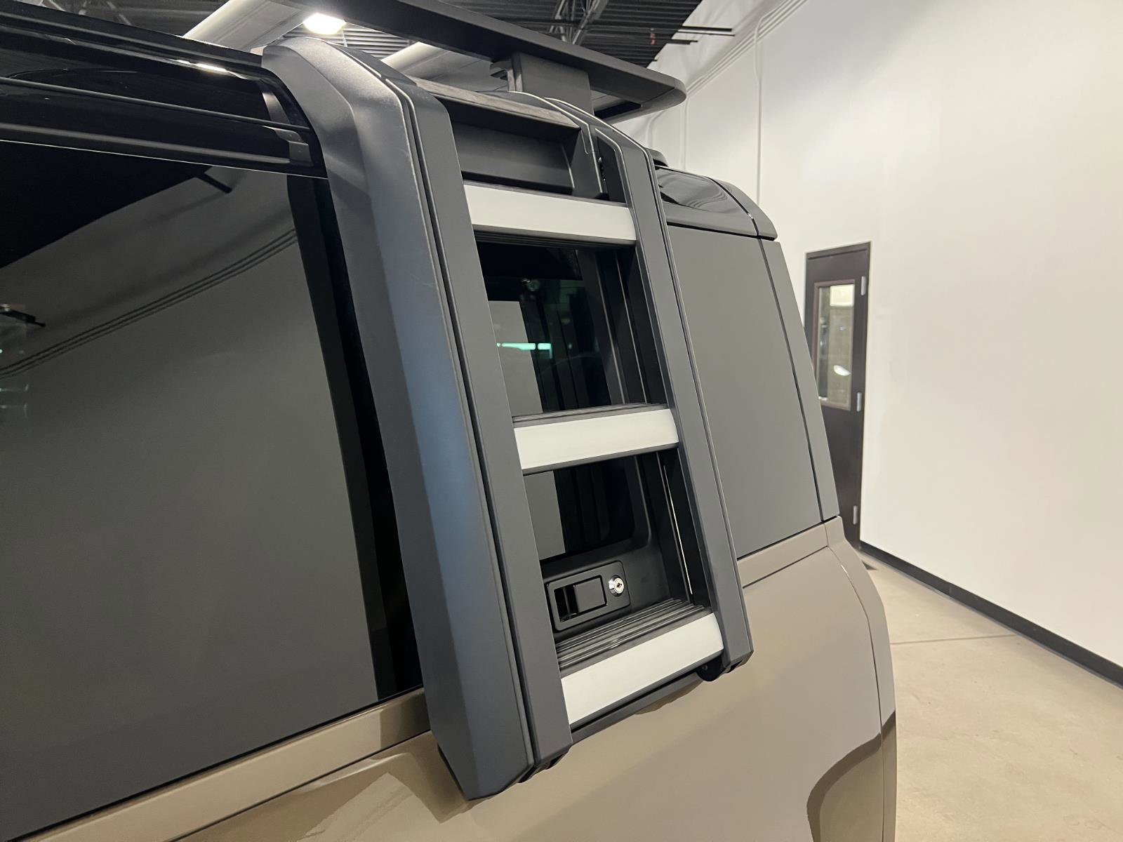 Used 2023 Land Rover Defender 90 X image 28