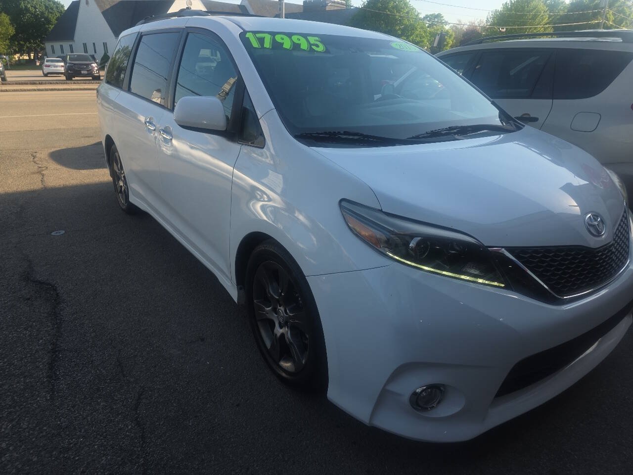 Used 2015 Toyota Sienna SE FWD image 3