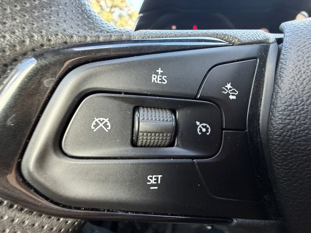 Used 2025 Chevrolet Trax LT FWD image 24