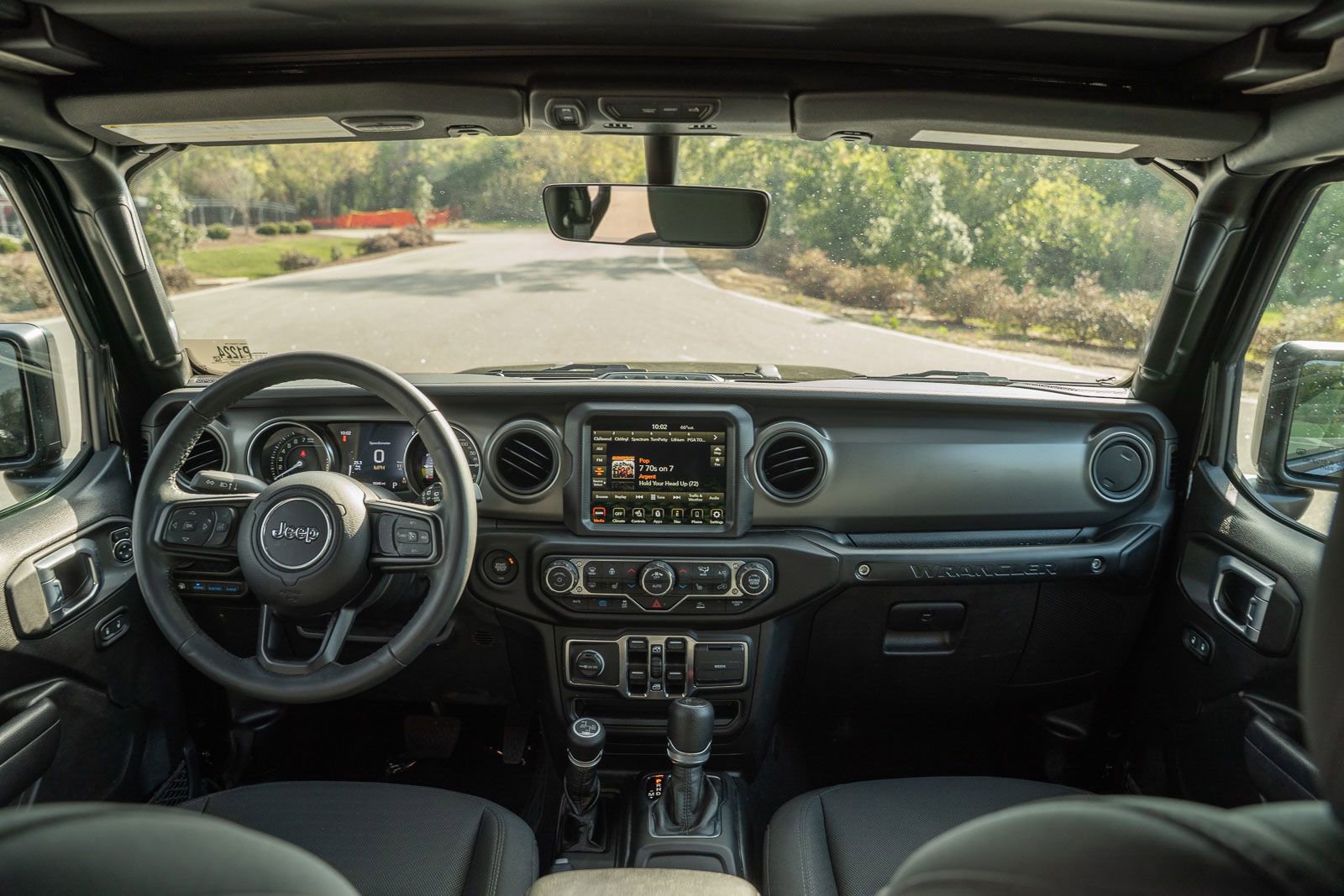 Used 2023 Jeep Wrangler Unlimited w/ Sun & Screen Package image 31