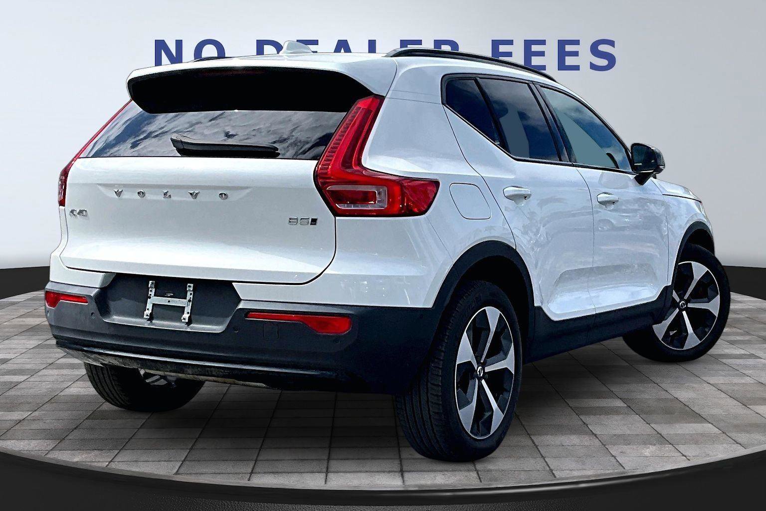 Used 2024 Volvo XC40 B5 Plus image 6